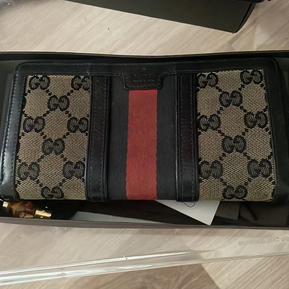 Gucci Boston Navy Wallet - Picture 2 of 5